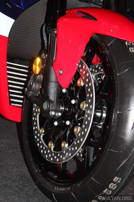 Bộ khung trên CBR1000RR-R cũng được nâng cấp 100% với thiết kế cải thiện độ cứng vững, chống vặn xoắn nhưng đồng thời gia tăng khả năng bám đường và cảm giác lái