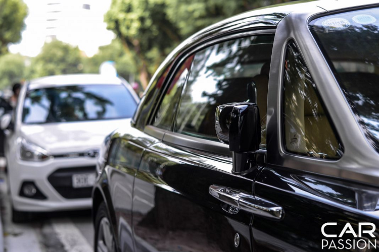 Trong suốt 9 năm được phát triển và bán ra, Phantom Coupe được “làm mới” một lần với bản Series II cùng một số thay đổi tương tự Phantom VII Series II