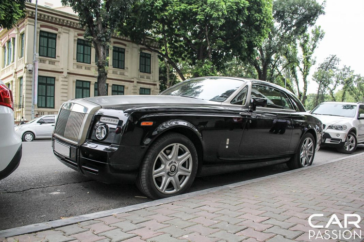 Ở thời điểm bấy giờ, Rolls-Royce Phantom Coupe là một chiếc xe hai cửa khá độc đáo khi được thiết kế mở ngược ra phía sau cùng phần thân xe khá dài, tôn lên vẻ sang trọng, quý phái