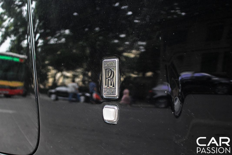 Chiếc Phantom Coupe độc nhất Việt Nam được sơn màu đen cùng nắp capo màu xám