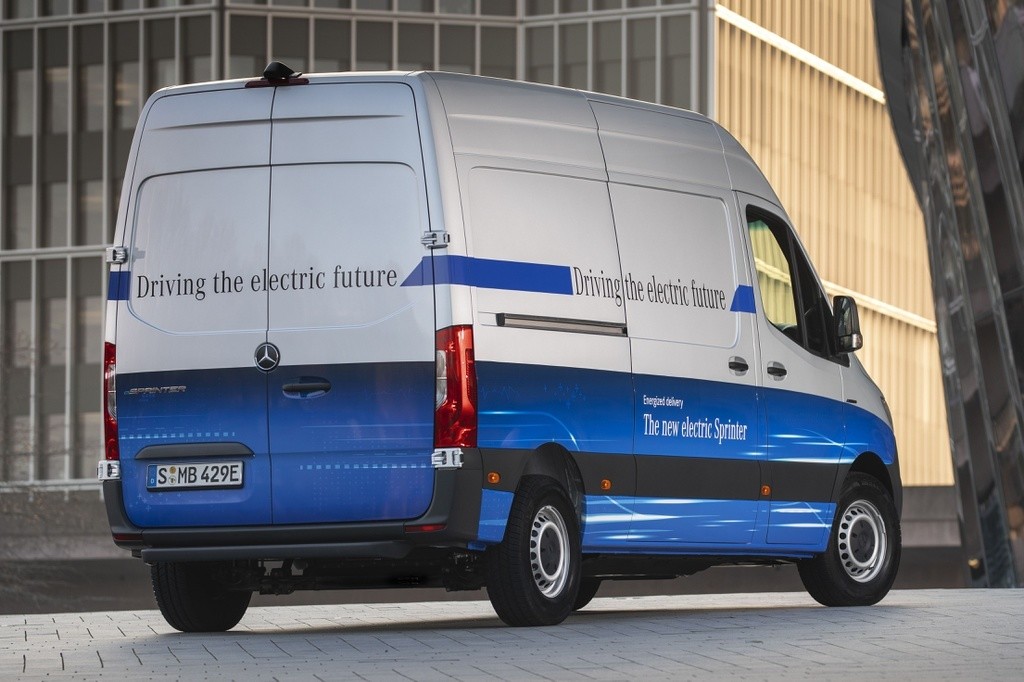 Mercedes-Benz eSprinter trang bị động cơ điện đặt phía trước đầu xe, công suất 85 mã lực và mô-men xoắn cực đại 295 Nm