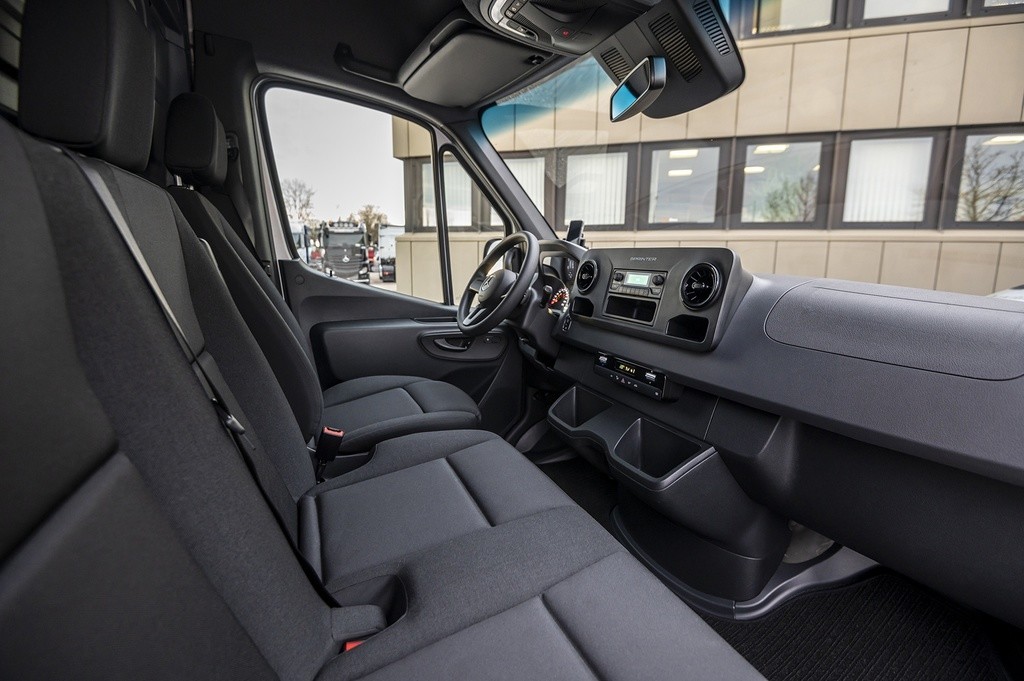 eSprinter sở hữu hệ thống kết nối Mercedes PRO Connect giúp người dùng quản lý được việc sạc xe, bật trước hệ thống điều hòa...
