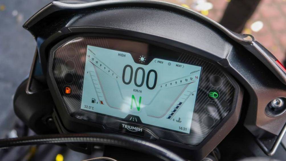 Phía trung tâm ghi đông là màn hình TFT đa sắc được nâng cấp thêm 4 giao diện mới với 4 phong cách khác nhau cùng 4 màu sắc riêng biệt