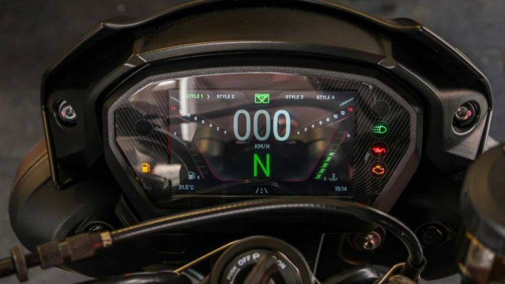 Phần mềm thông minh Triump liên kết với màn hình sẽ giúp người lái có thể tương tác với GoPro, định vị chỉ đường, sử dụng điện thoại và bật nhạc ngay tại tay lái.