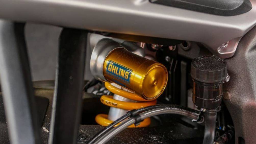 Xe còn sở hữu những phụ kiện đến từ các thương hiệu nổi tiếng thế giới như phanh trước của Ý Brembo M50, giảm xóc trước từ Showa, giảm xóc sau ohlins