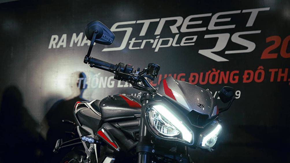 Ở chiếc Street Triple RS còn được trang bị hệ thống chiếu sáng phía trước hoàn toàn mới với dải định vị ban ngày Daytime Running Lights (DRL) ấn tượng