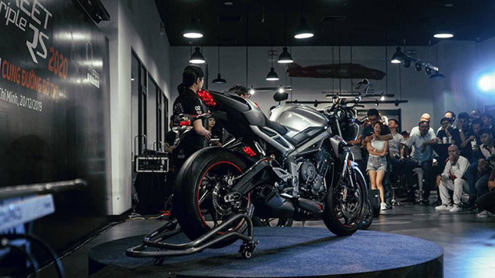 Triumph đã giữ nguyên hệ thống khung sườn cho chiếc Street Triple RS, hệ thống gắp sau dạng cánh chim được thay đổi qua màu bạc