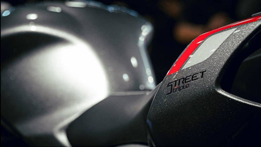 Street Triple RS 2020 đã thay đổi bộ phận yên ngồi, cao hơn 25mm so với phiên bản cũ