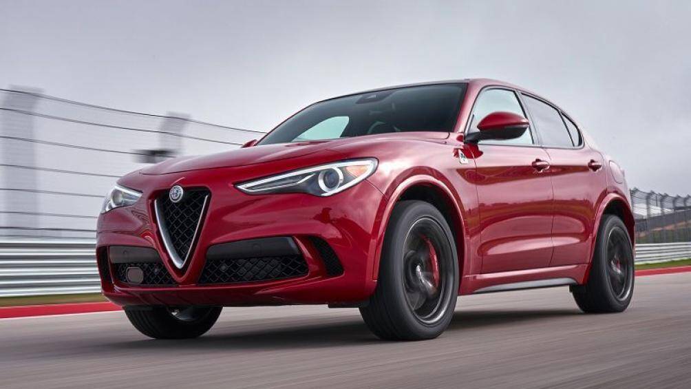 Alfa Romeo Stelvio Quadrifoglio 2020 sử dụng động cơ tăng áp kép 2.9 lít V6, cho công suất tối đa 505 mã lực. Xe tăng tốc từ 0 - 100 km/h trong 3,6 giây.