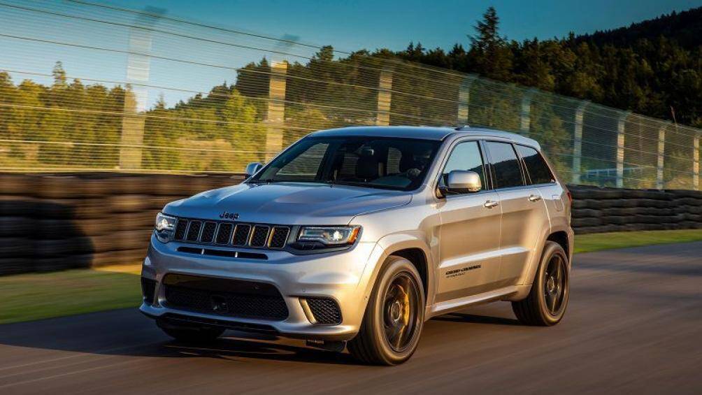 Jeep Grand Cherokee Trackhawk 2020 sử dụng động cơ siêu nạp V8 6.2 lít cho công suất tối đa 707 mã lực . Xe tăng tốc từ 0 - 100 km/h trong 3,5 giây.