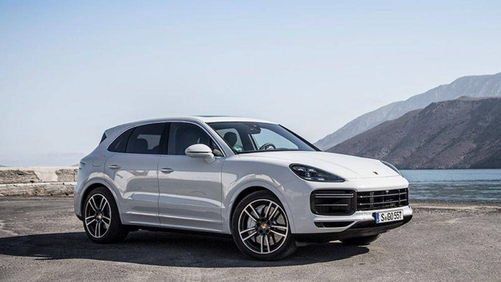 Porsche Cayenne Turbo S E-Hybrid 2020 sử dụng động cơ điện và xăng tăng áp kép dung tích V8 4.0 lít cho công suất tối đa tổng 670 mã lực. Xe tăng tốc từ 0 - 100 km/h trong 3,6 giây.