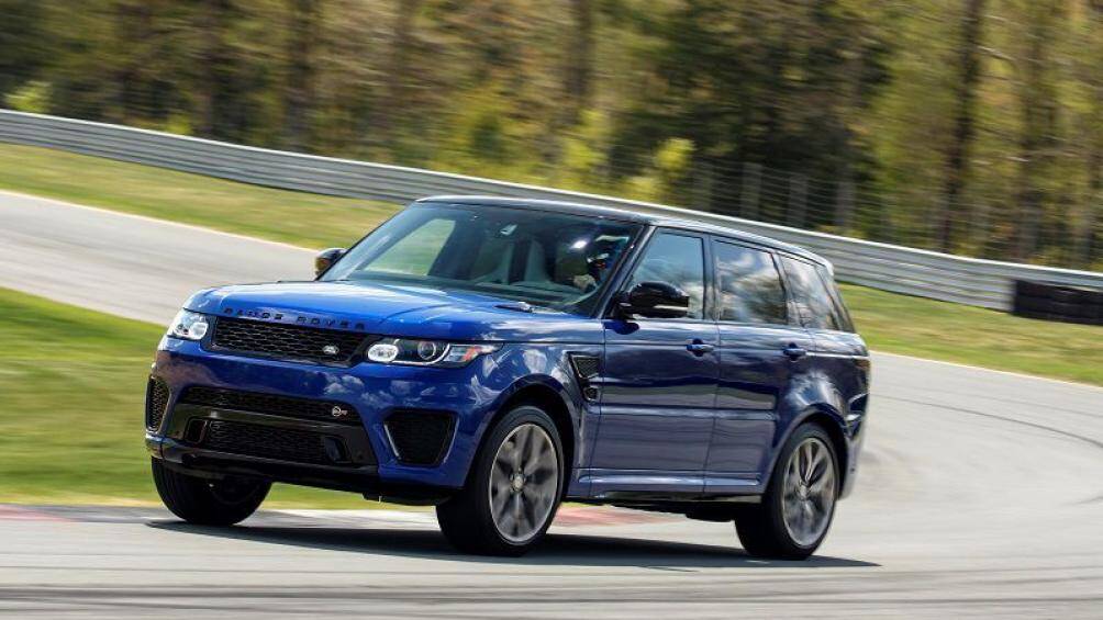 Land Rover Range Rover Sport SVR 2020 sử dụng động cơ siêu nạp V8 5.0 lít cho công suất tối đa 575 mã lực. Xe tăng tốc từ 0 - 100 km/h trong 4,3 giây.