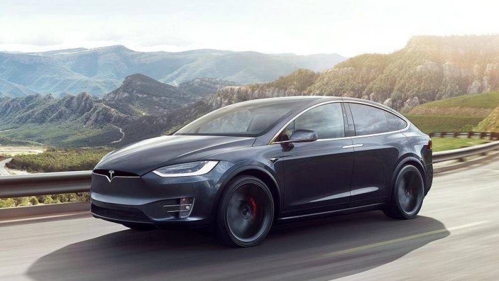 Tesla Model X Performance 2020 sử dụng động cơ điện cho công suất tối đa 518 mã lực. Xe tăng tốc từ 0 - 100 km/h trong 2,7 giây.