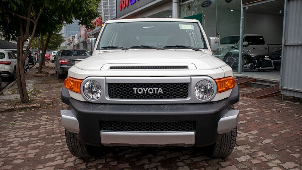 Một đại lý nhập khẩu ô tô tại Hà Nội vừa đưa về mẫu Toyota FJ Cruiser 2020 mới, nhằm đáp ứng nhu cầu của khách hàng trước dịp Tết Nguyên đán