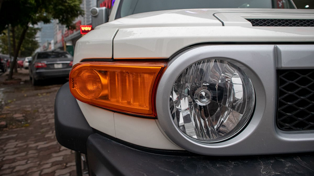 Toyota FJ Cruiser 2020 có ngoại thất hầm hố đúng kiểu xe địa hình, xe có khung gầm vững chãi và khoảng sáng gầm xe ở mức tốt cho khả năng off-road ấn tượng