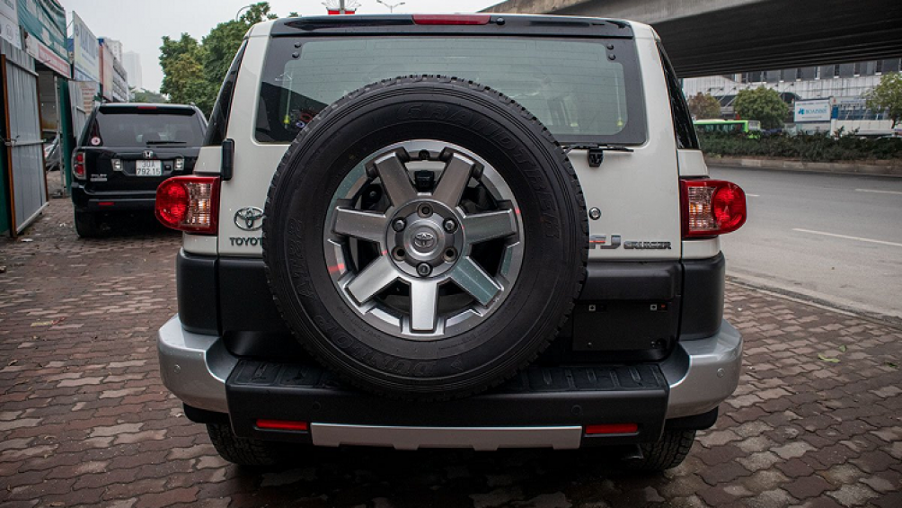 Thân xe Toyota FJ Cruiser mới về Việt Nam sở hữu bộ mâm hợp kim nhôm 7 chấu cứng cáp, vòm bánh xe tạo hình vuông vắn với lớp nhựa cứng màu đen