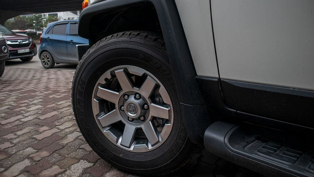 Trong khi đó, đuôi xe Toyota FJ Cruiser 2020 không thực sự quá hấp dẫn với những người ưa thẩm mỹ bởi xe chỉ có cụm đèn hậu thiết kế nhô ra ngoài