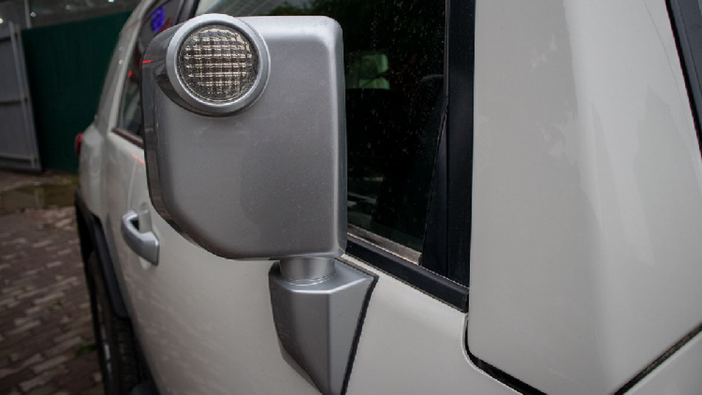 Bên trong nội thất, Toyota FJ Cruiser 2020 chỉ có ghế ngồi bọc nỉ, toàn bộ ghế cũng chỉ được chỉnh cơ. Trung tâm là màn hình giải trí cỡ lớn có thiết kế khá thô