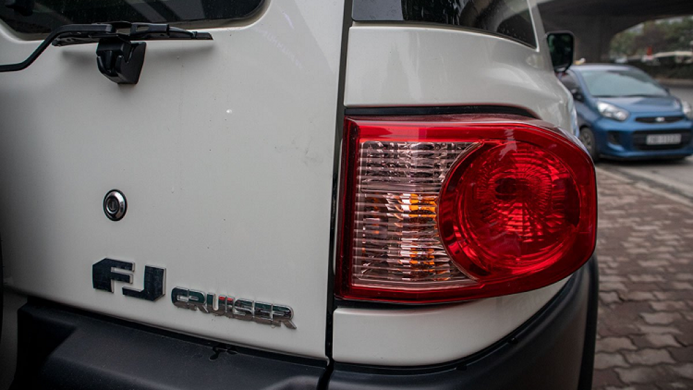 Toyota FJ Cruiser 2020 là mẫu SUV 5 chỗ nhưng không gian ghế ngồi phía sau cũng không quá rộng rãi