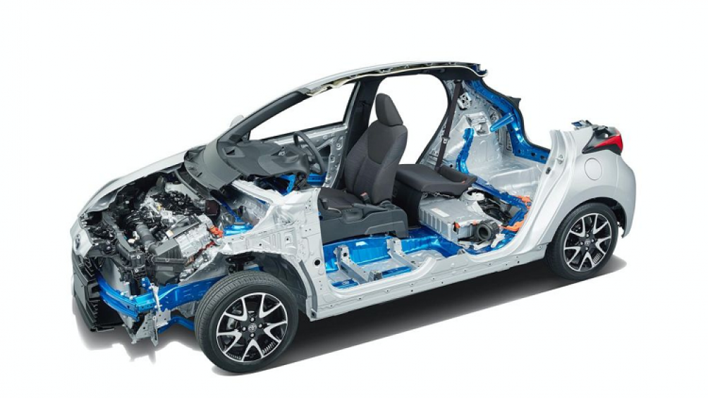 Yaris Hybrid kết hợp khối sức mạnh 79 mã lực và 141 Nm từ mô tơ điện cùng với 89 mã lực và 120 Nm của động cơ xăng 1.5 lít 3 xy lanh, cho nguồn năng lượng 168 mã lực và 261 Nm