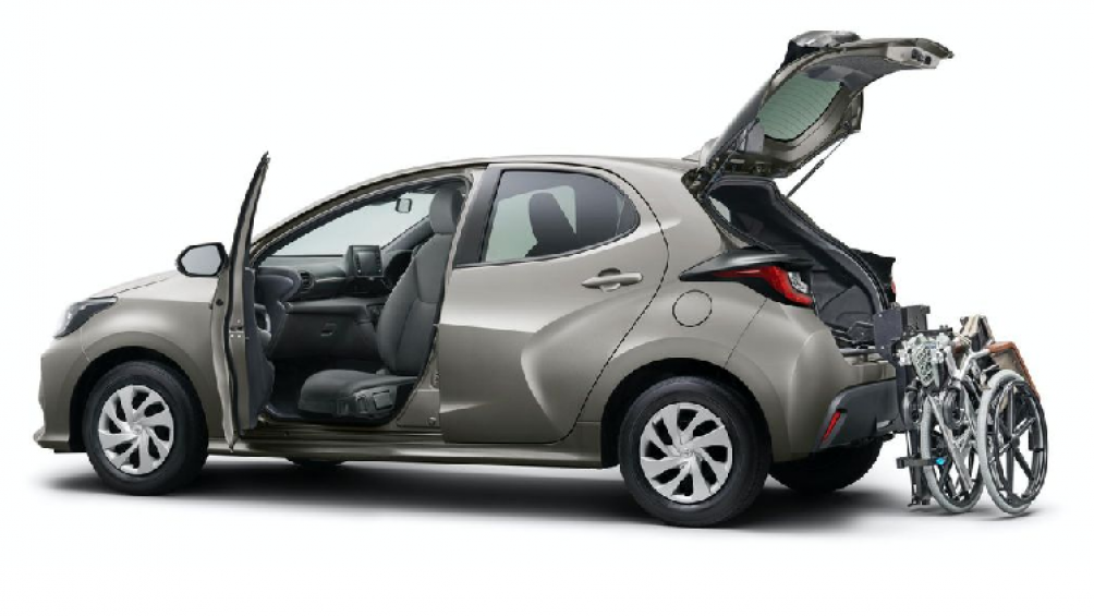 Đặc biệt hơn, Yaris mới là chiếc Toyota cỡ nhỏ đầu tiên sử dụng hệ dẫn động điện E-Four 4WD tuy nhiên chỉ xuất hiện trên biến thể hybrid