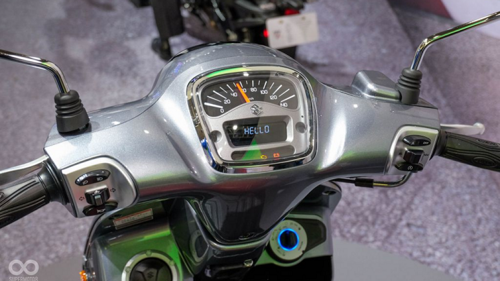 Pha trộn giữa nét cổ điển và hiện đại, Suzuki Saluto 125 được trang bị đồng hồ công-tơ-mét dạng LCD kết hợp Analog truyền thống