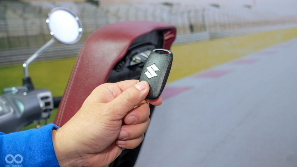 Ngoài trang bị hệ thống đèn LED và đồng hồ 1/2 dạng LCD, Suzuki Saluto 125 còn sở hữu hệ thống khoá thông minh Smart-key hiện đại