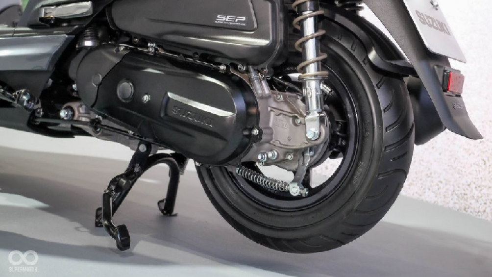 Suzuki Saluto 125 được trang bị bộ mâm kích cỡ 10 inch và hệ thống phanh đĩa trước sau