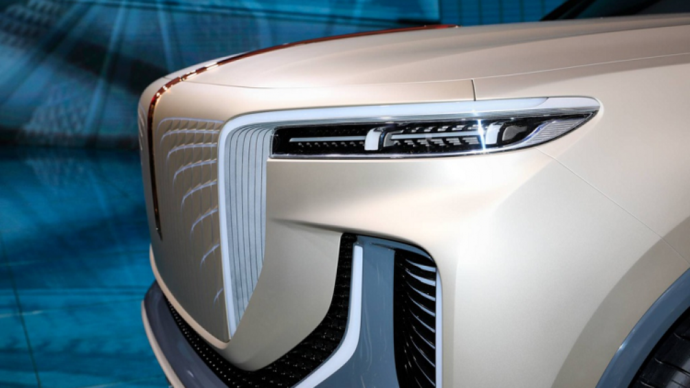 Lưới tản nhiệt quá khổ của xe Hongqi E115 bắt chước Rolls-Royce Cullinan, tất nhiên không thể sang trọng bằng