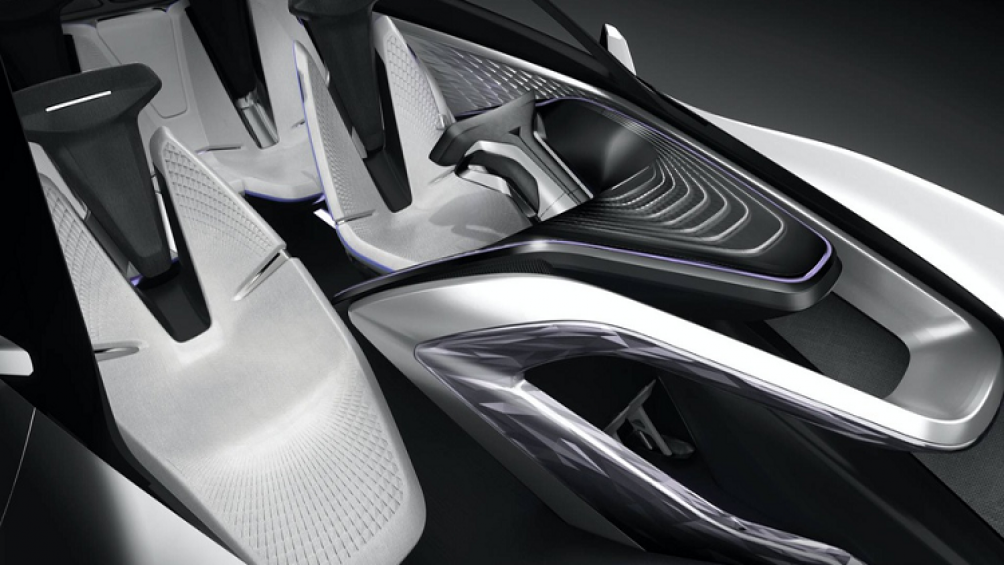 Nội thất Kia Futuron trông khá hơn nhiều nhưng trần xe quá thấp. Nếu ngồi ở hàng ghế sau, người trên xe sẽ cảm thấy không thoải mái