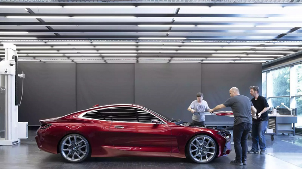 Không chỉ góc cạnh hơn trước, Concept 4 còn sở hữu thiết kế dị biệt với lưới tản nhiệt hoàn toàn khác lạ dù vẫn mang kiểu dáng quả thận