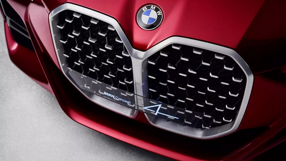 Dù lưới tản nhiệt bắt chước mẫu BMW cổ điển như 328 và 3.0 CSI, thiết kế quá góc cạnh và khác lạ của Concept 4 đã phá hủy vẻ đẹp vốn có của BMW