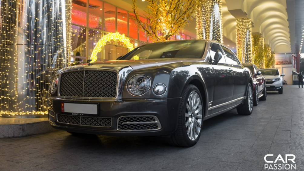 Thu hút nhiều sự chú ý hơn cả tại đám cưới xe khủng này là mẫu siêu sang Bentley Mulsanne EWB 2018 thuộc sở hữu của doanh nhân Hoàng Kim Khánh