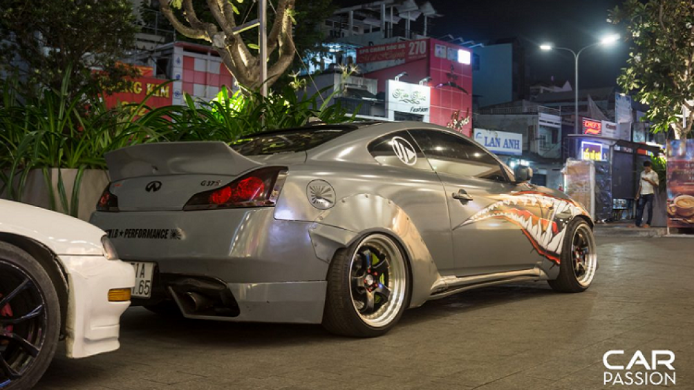 Đậu phía sau là mẫu xe thể thao Toyota Celica thuộc thế hệ thứ 7 của dòng xe thể thao nổi tiếng này