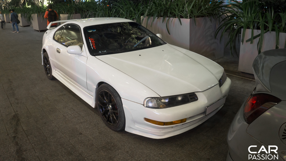 Chiếc Celica xuất hiện tại lễ cưới sở hữu lớp sơn trắng muốt, bộ mâm 5 chấu kép được độ lại