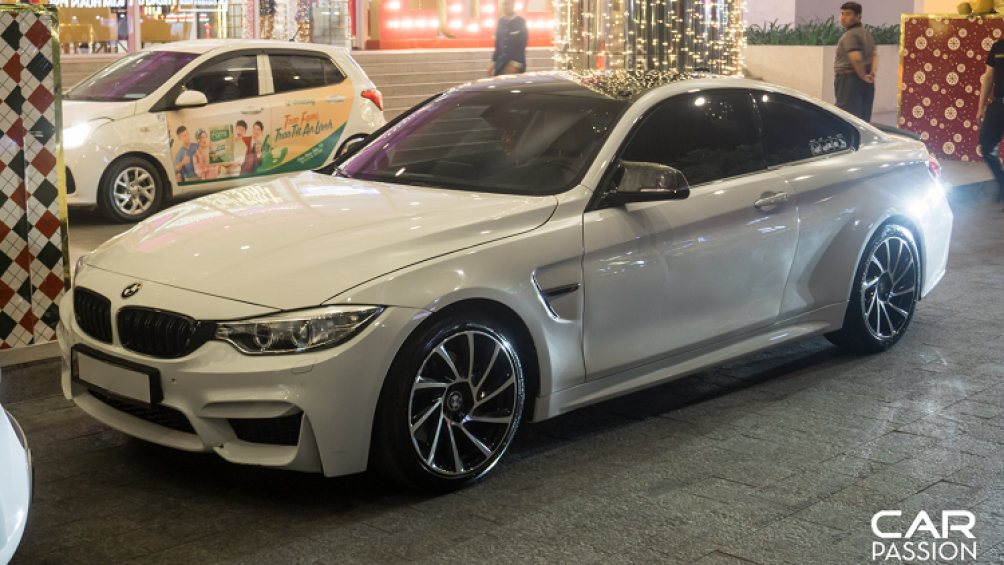 Tiếp theo là một chiếc BMW 4 series coupe đã được độ lại bodykit của phiên bản hiệu năng cao M4 và bộ mâm tương tự chiếc BMW i8