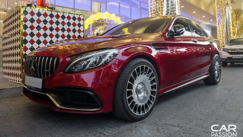 Một chiếc Mercedes-Benz C-Class màu đỏ nổi bật được độ bodykit của phiên bản C63 AMG cùng gói độ ngoại thất với các chi tiết làm từ sợi carbon