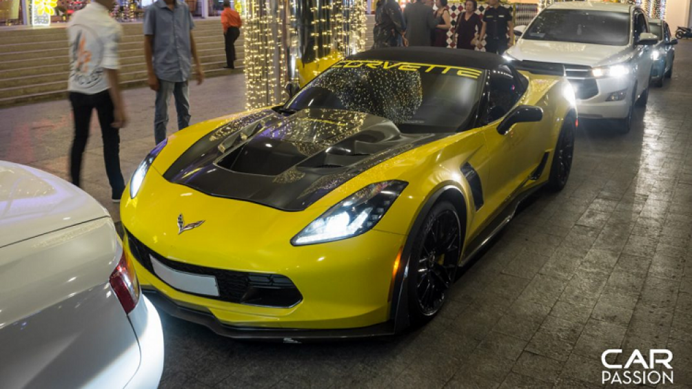 Chiếc siêu xe Chevrolet Corvette C7 Z06 mui trần cũng đến tham dự lễ cưới, tại Việt Nam chỉ có duy nhất 1 chiếc