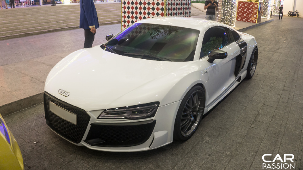 Chiếc siêu xe cuối cùng đến tham dự là chiếc Audi R8 đã được độ lại với bộ bodykit rất hầm hố đến từ Regula Tuning