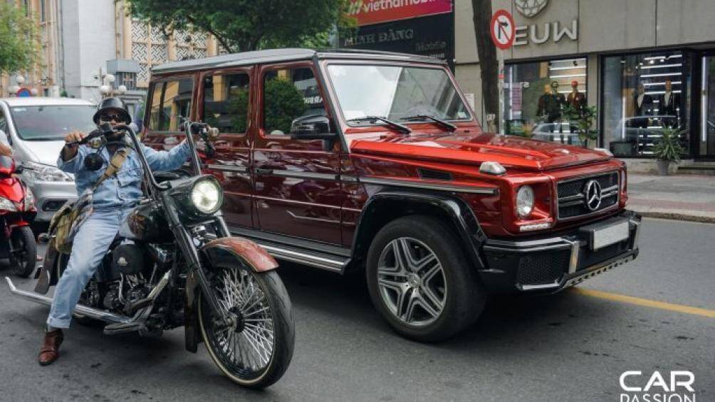 Xuất hiện trong bài viết chính là chiếc Mercedes-AMG G63 Crazy Color duy nhất tại Việt Nam tính đến thời điểm hiện tại