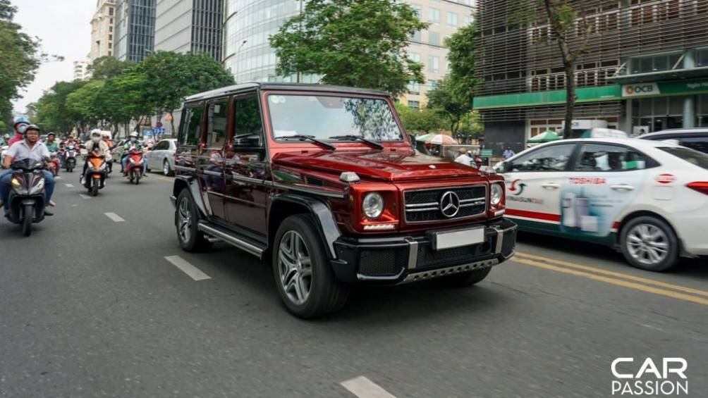 Chiếc AMG G63 Crazy Color được mang về Việt Nam vào năm 2016 với lớp sơn đỏ Tomato Red, màu sơn này có trị giá lên đến hơn 700 triệu đồng