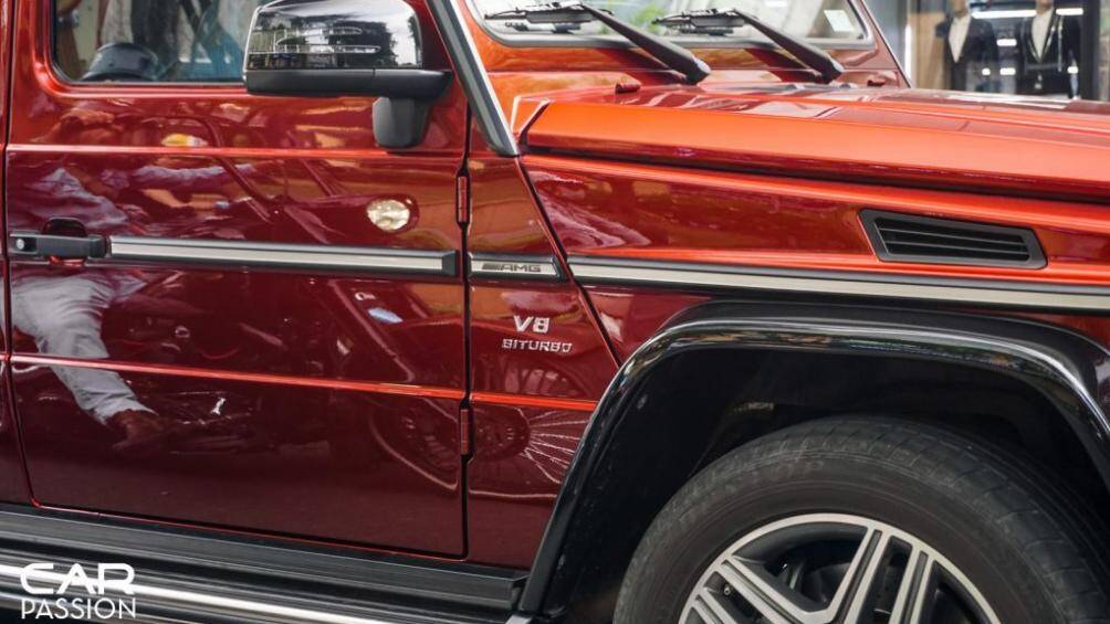 Gương chiếu hậu được tích hợp đèn báo rẽ, bộ mâm mà xe sử dụng có dạng diamond-cut 5 chấu kép có kích thước 20 inches