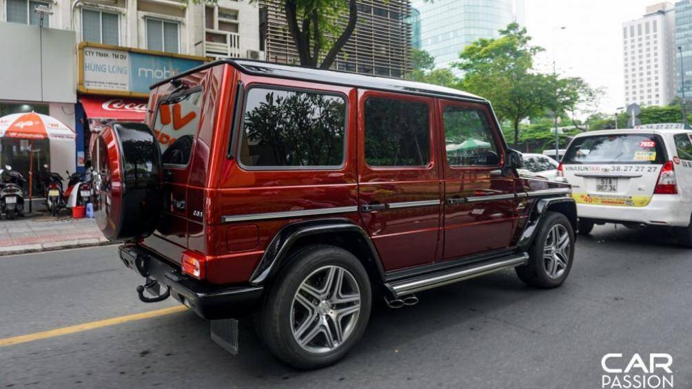 Cản sau có thiết kế đơn giản với bộ lốp dự phòng sơn hai màu đỏ-đen, cụm đèn hậu vuông cùng hai logo G63 và AMG mạ chrome đặt ở hai bên