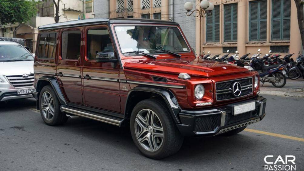 Thân xe cơ bắp với các thanh kim loại được ốp quanh thân xe, ở vị trí cuối cột A là logo AMG và V8 Biturbo