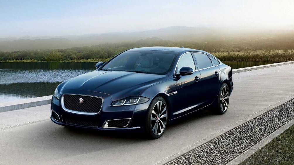 Jaguar XJ: XJ đã bị các đối thủ tới từ Đức bỏ lại quá xa buộc Jaguar phải tìm cách chuyển hóa chiếc sedan cỡ lớn thành xe điện