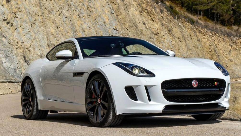 1. Jaguar F-Type: Phiên bản này có ngoại hình mới, nhưng mất đi nét độc đáo cũ khiến mẫu xe trông giống Audi A8. Bên trong nội thất cũng không có gì đáng chú ý