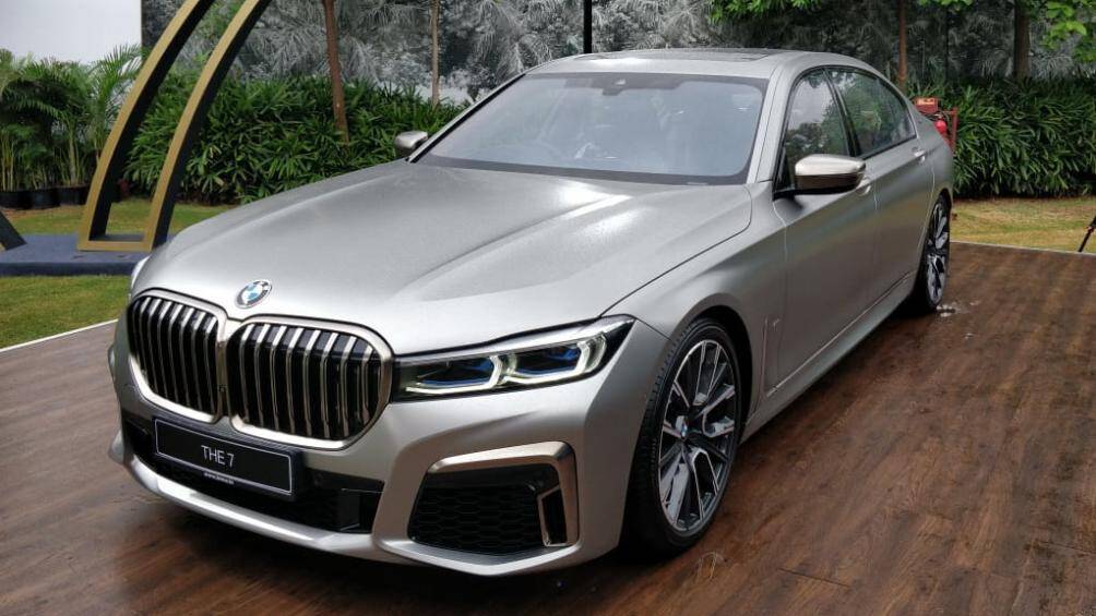 7. BMW 7 Series Facelift: Việc hãng thu nhỏ đèn pha và phóng lớn lưới tản nhiệt lên cho bằng với của BMW SUV khiến mẫu xe mất đi vẻ tinh tế vốn có