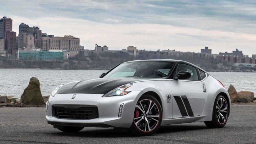 8. Nissan 370Z 50TH Anniversary Edition: Xe không được nâng cấp động cơ và vẫn chỉ có hiệu suất giống với mẫu coupe thông thường từ chục năm trước