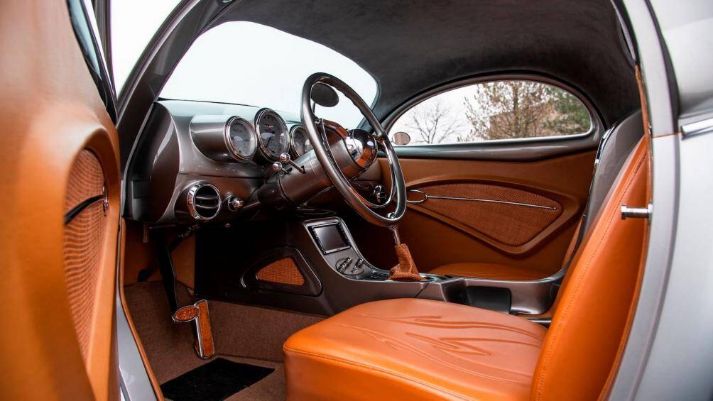 Bên trong xe là hệ thống điều hòa không khí, bảng điều khiển tùy chỉnh, đồng hồ đo tùy chỉnh, bảng điều khiển gắn trên sàn tùy chỉnh, âm thanh nổi DVD...