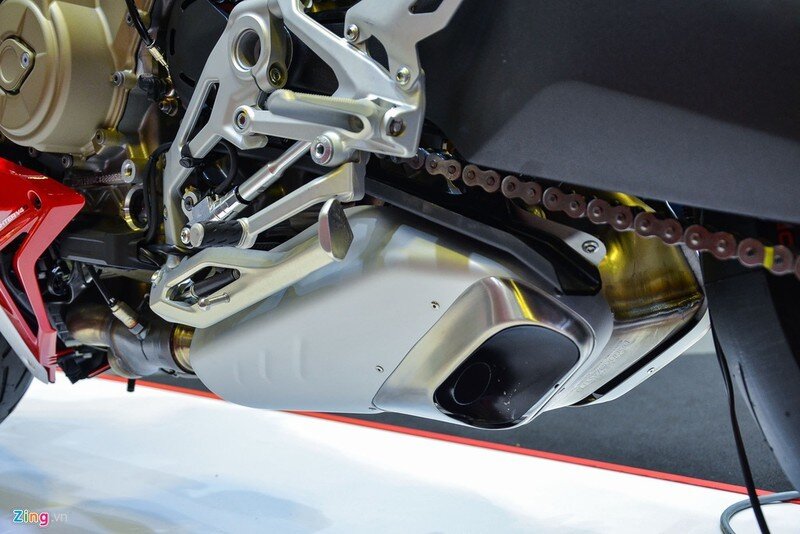 Nếu được trang bị hệ thống ống xả full system của Akrapovic, sức mạnh của Streetfighter V4 có thể lên tới 220 mã lực